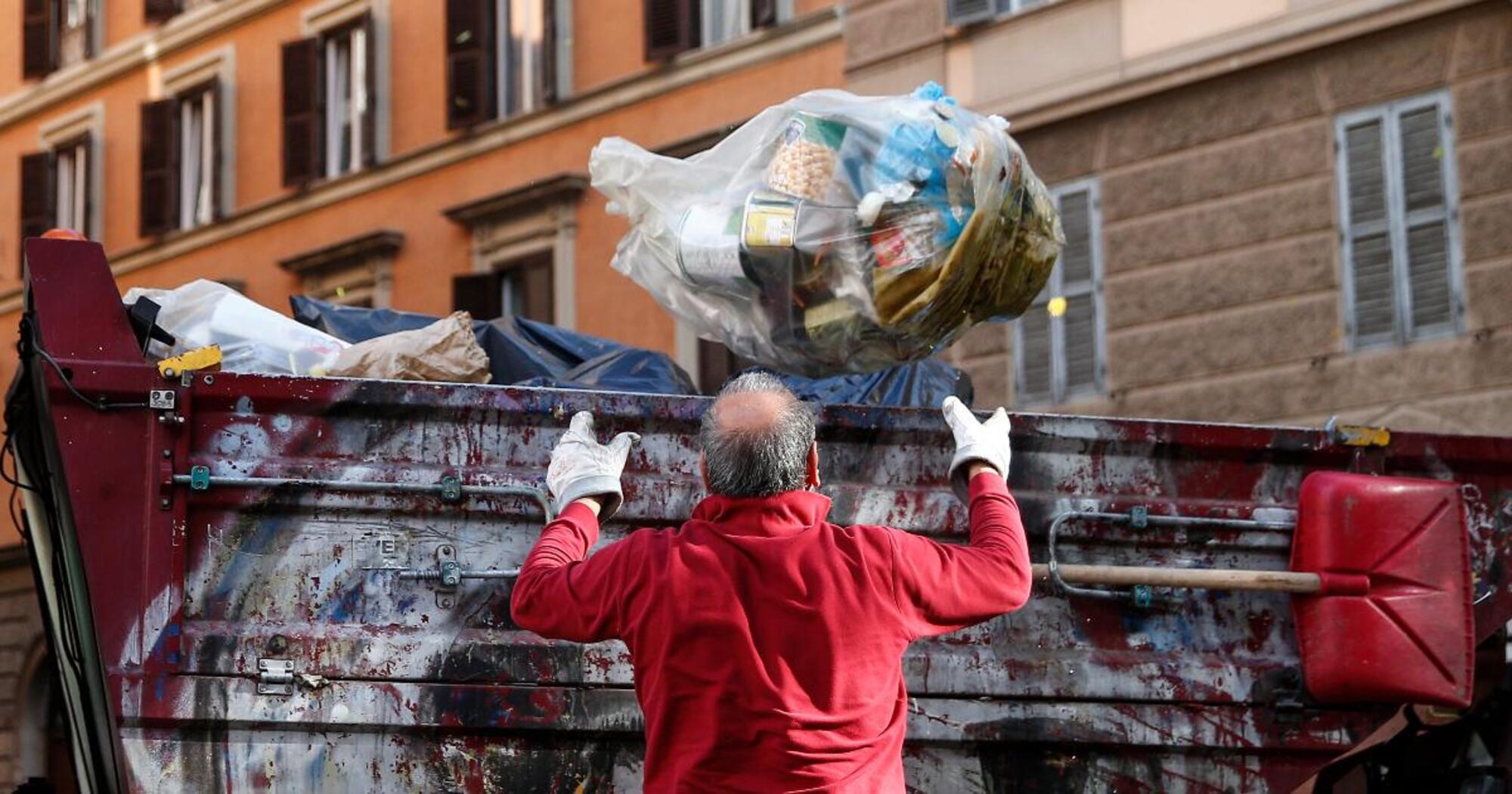 Dipendenti dell&#039;Ama in azione per smaltire i rifiuti a Roma