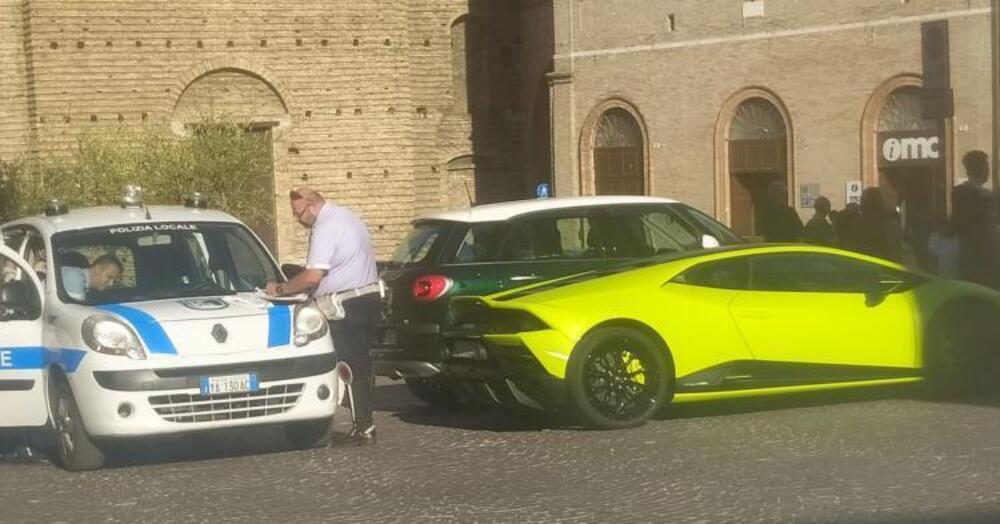 Lamborghini nel posto auto riservato ai disabili per andare in Posta: due giovani finiscono nei guai