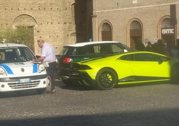 Lamborghini nel posto auto riservato ai disabili per andare in Posta: due giovani finiscono nei guai