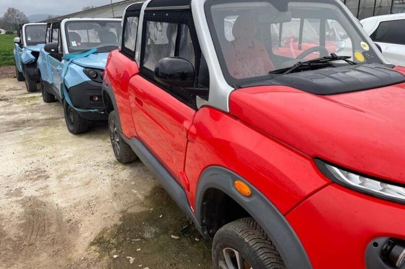 Una delle Citroen E-Mehari (rossa) in vendita, seguita da due delle Bollor&eacute; Bluesummer (blu) anch&#039;esse all&#039;asta