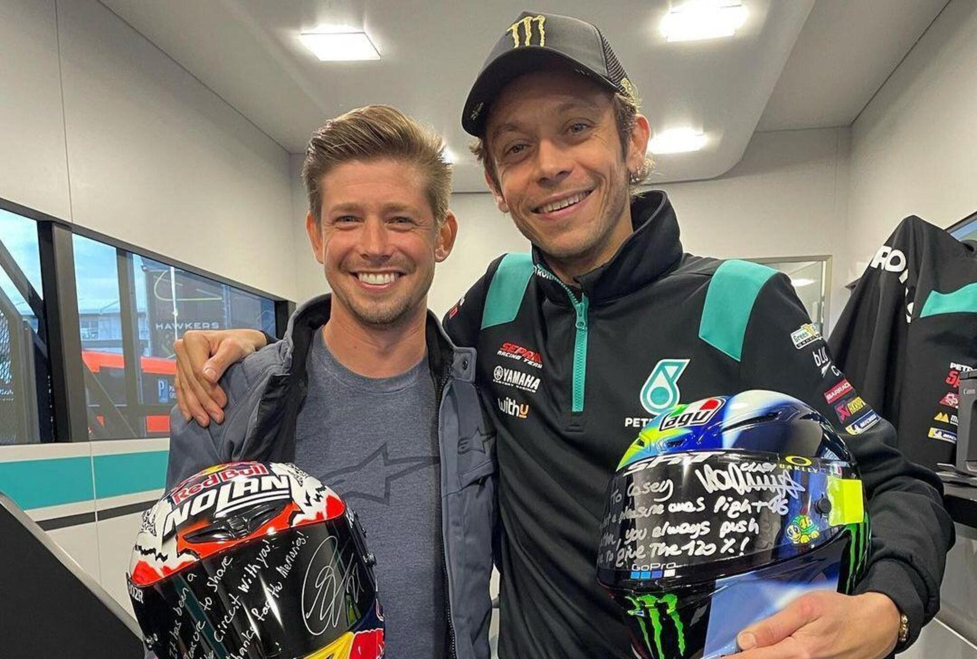 Valetnino Rossi e Casey Stoner, scambio di caschi nel 2021