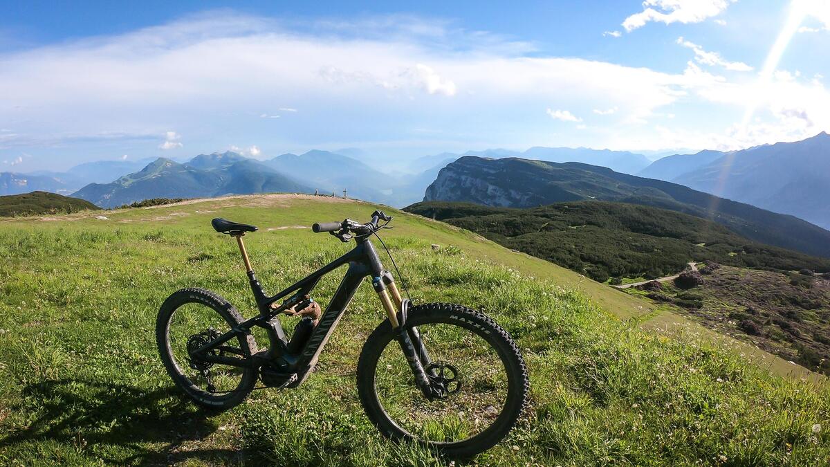 Serve davvero una batteria da 900 Wh? Il nostro test [VIDEO