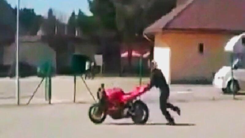 Il burnout finisce male e lui rincorre la moto tenendola per la coda, come un gatto! [VIDEO VIRALE]