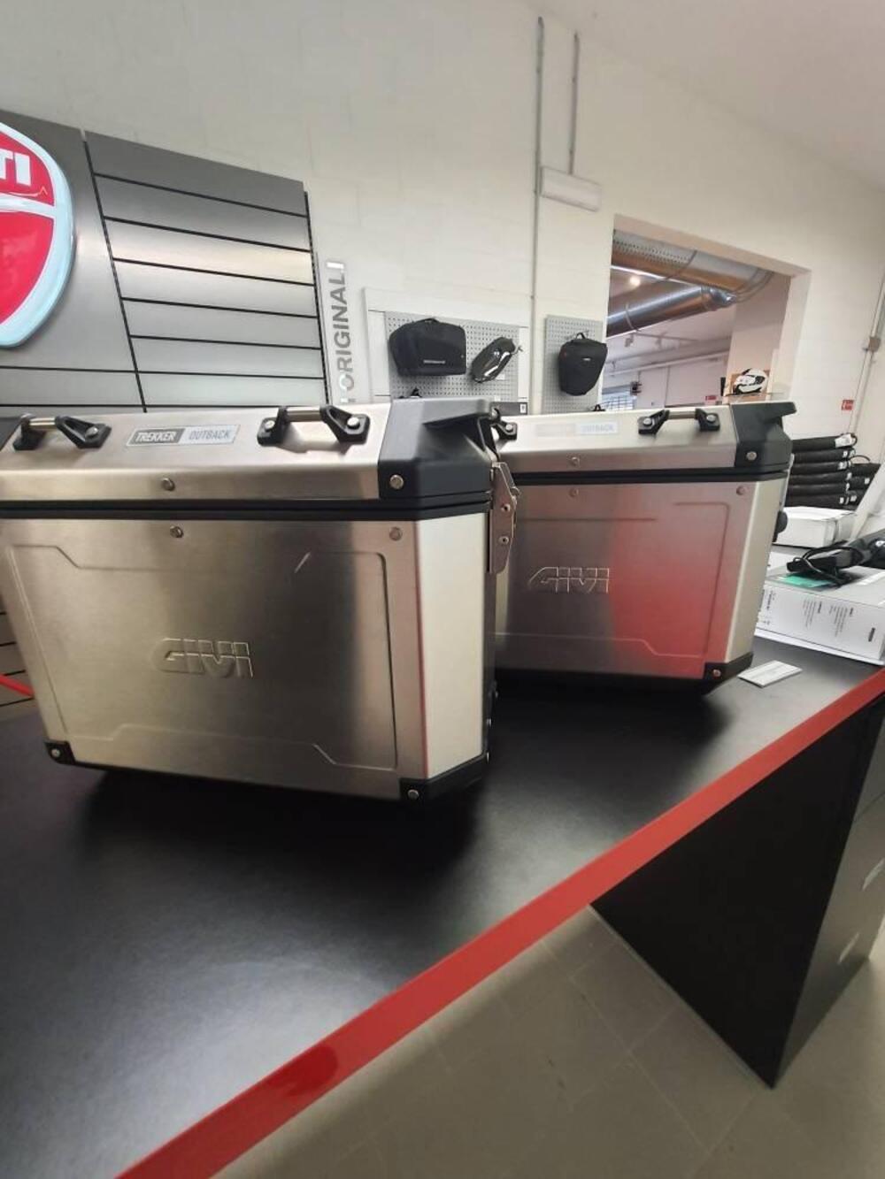 Bauletti Givi Trekker outback 37 (3)