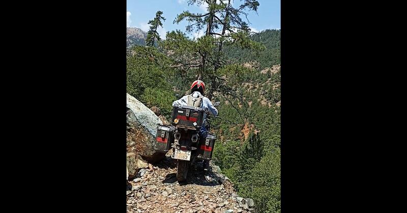 L&#039;incubo di ogni motociclista: finire nel burrone con la propria moto! [VIDEO VIRALE]