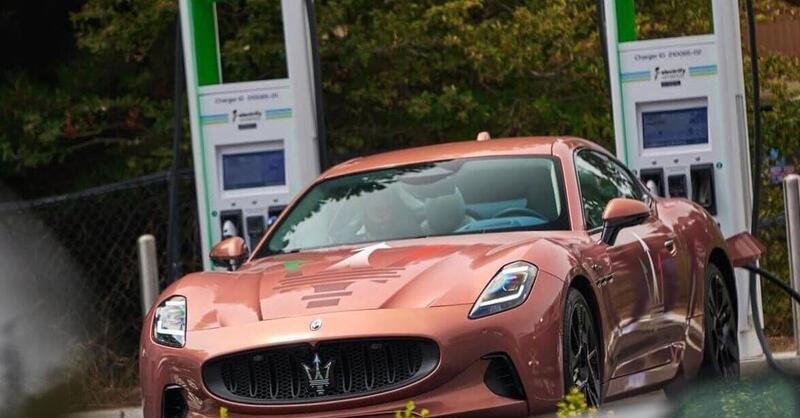 La Maserati Gran Turismo Folgore in ricarica (senza veli) a Pebble Beach