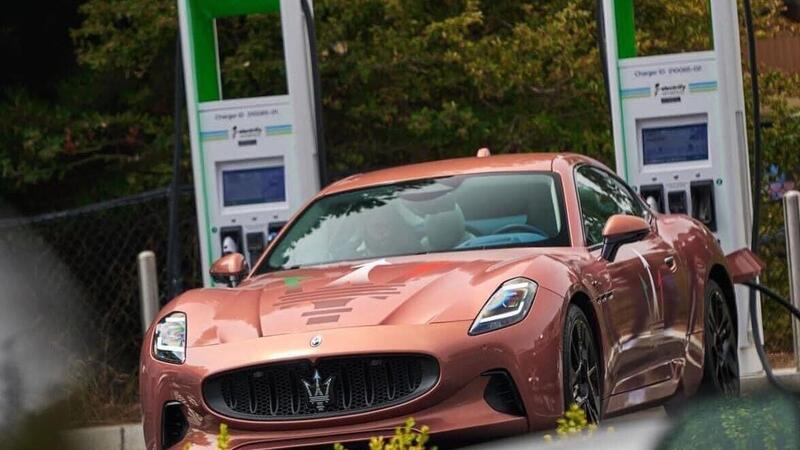 La Maserati Gran Turismo Folgore in ricarica (senza veli) a Pebble Beach