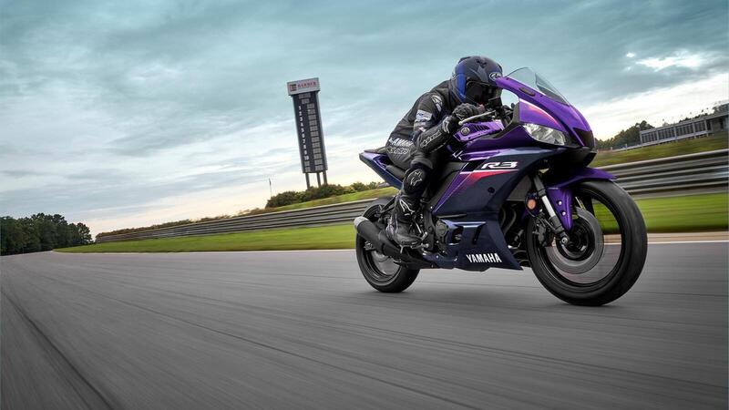 Yamaha YZF-R3 2023: negli USA spunta la livrea Phantom Purple 