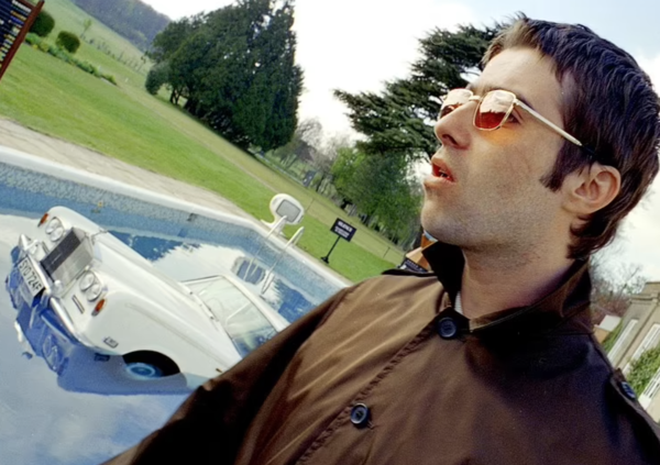 Oasis, 25 anni di Be Here Now: storia e foto della Rolls Royce in piscina della copertina 