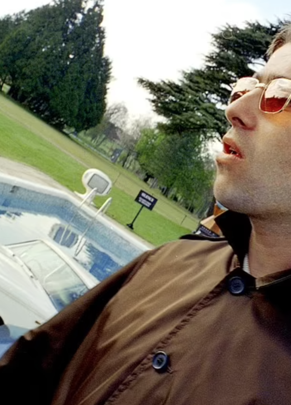 Oasis, 25 anni di Be Here Now: storia e foto della Rolls Royce in piscina della copertina 