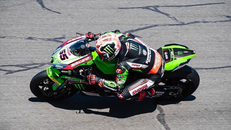 SBK 2022. Jonathan Rea ancora primo a Barcellona, brutta caduta per Toprak Razgatlioglu