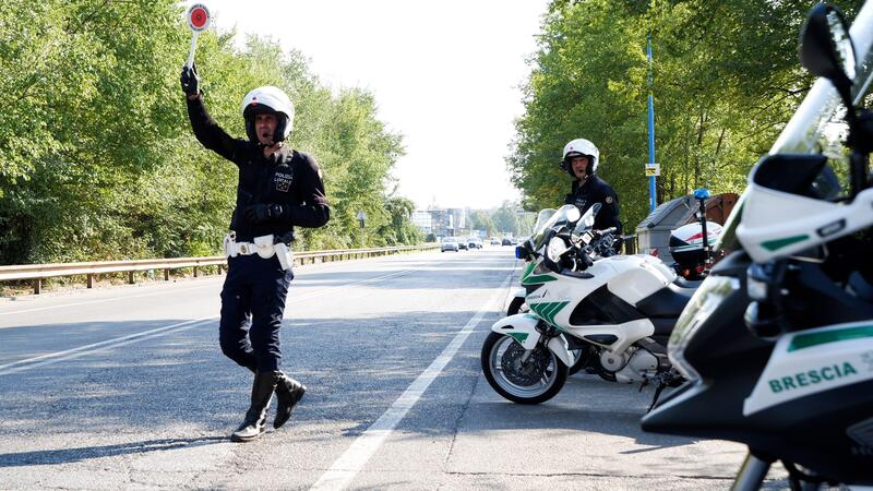 Cosa succede se non ti fermi all&#039;ALT della Polizia? Abbiamo provato per voi...