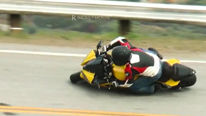 Vede la polizia e perde l&#039;anteriore della sua Yamaha R6 a un passo dal guard rail [VIDEO VIRALE]