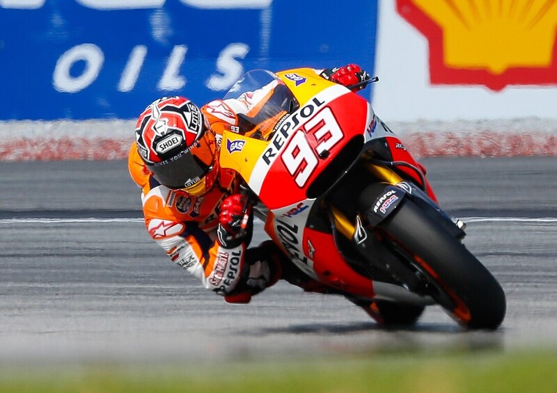 Marquez vince il GP di Sepang. Rossi e Lorenzo completano il podio