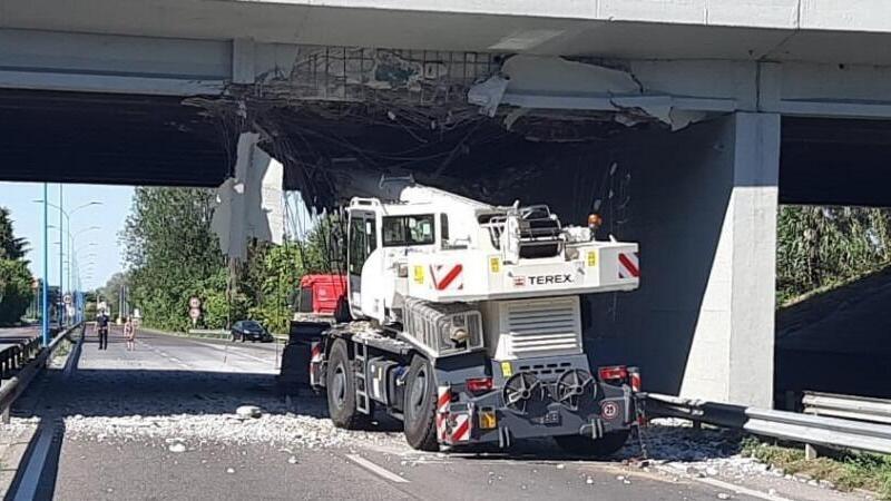 Non c&#039;&egrave; spazio per passare: a Brescia l&#039;autogru fa un disastro