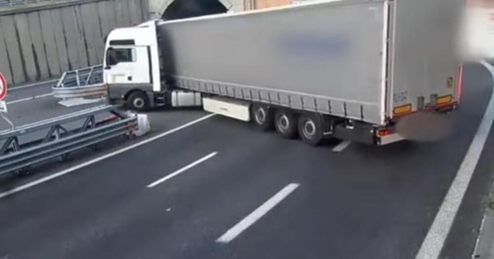 [VIDEO] Auto e camion, folli inversioni a U in autostrada. Ma che fanno? 
