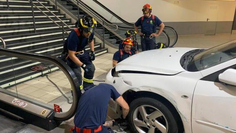 Ruba una Mazda 6 e cade nelle scale della stazione: il recupero &egrave; complicato [VIDEO]