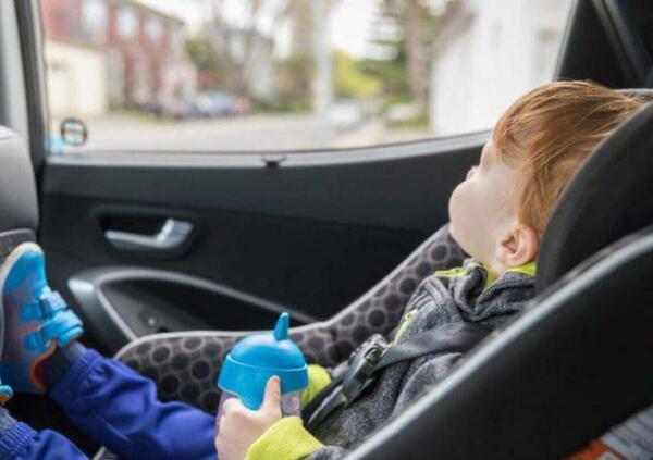 Chiudono il bimbo in auto e lo abbandonano: dispersi i genitori