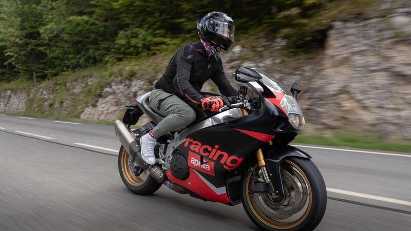 Una moto, due miti: un&#039;Aprilia RSV4 vestita da RS 250