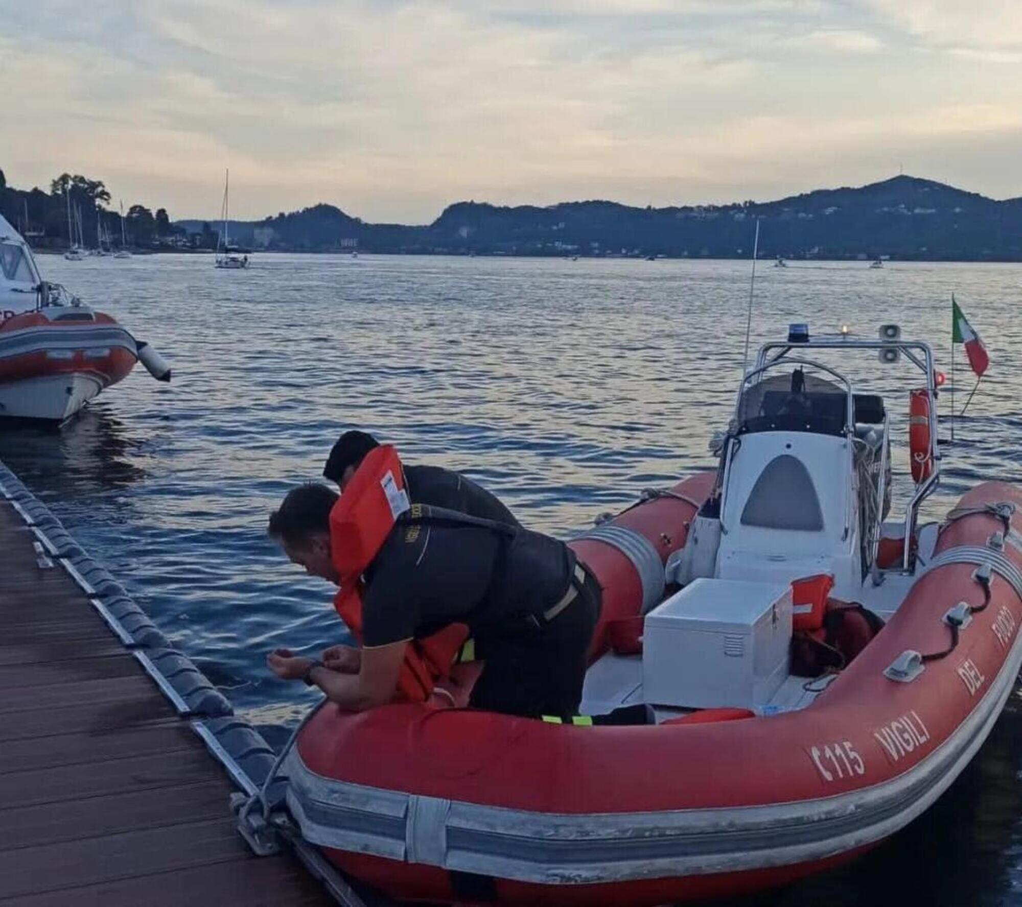 20220829 120148628 8784I vigili del fuoco che prestano soccorso dopo l&#039;incidente sul lago Maggiore