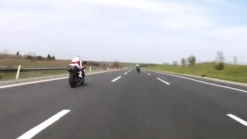 L&#039;autostrada &egrave; un deserto (quasi) e la ZX-10R, la R1 e il GSX-R si sfidano a tutto gas! [VIDEO VIRALE]