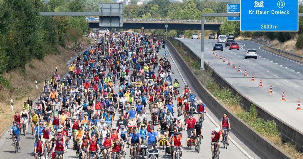 [VIDEO] 8mila ciclisti bloccano l&#039;autostrada: raccolte le firme necessarie per un referendum