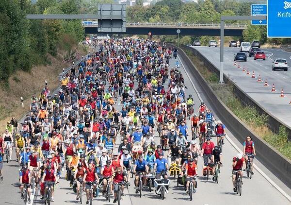 [VIDEO] 8mila ciclisti bloccano l'autostrada: raccolte le firme necessarie per un referendum