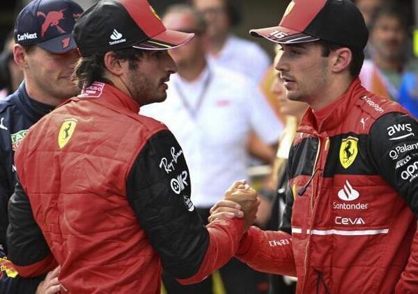 [VIDEO] Verstappen rovina la gara di Leclerc e Sainz lo scopre in diretta: la reazione dello spagnolo