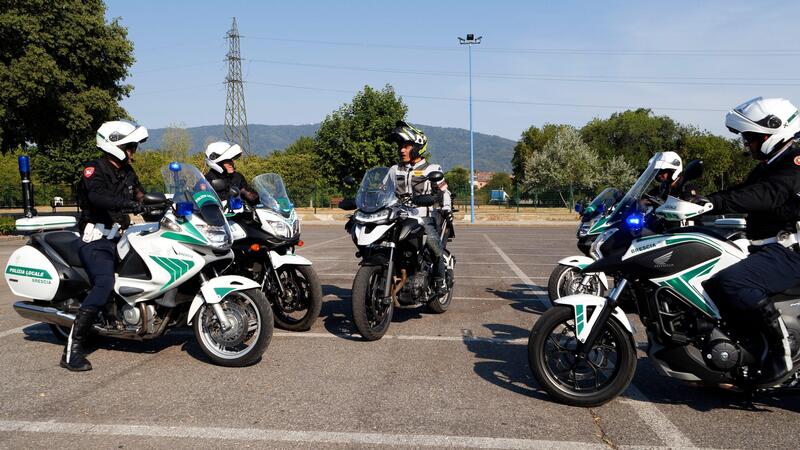 Impennare con la moto. Cosa rischio se mi ferma la Polizia? Posso in un piazzale? [VIDEO]