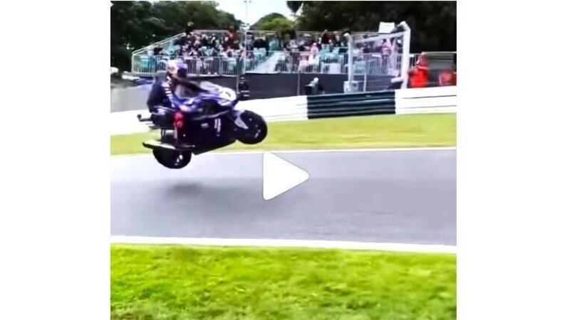 Che spettacolo Toprak Razgatlioglu, guarda che salti a Cadwell Park! [VIDEO VIRALE]