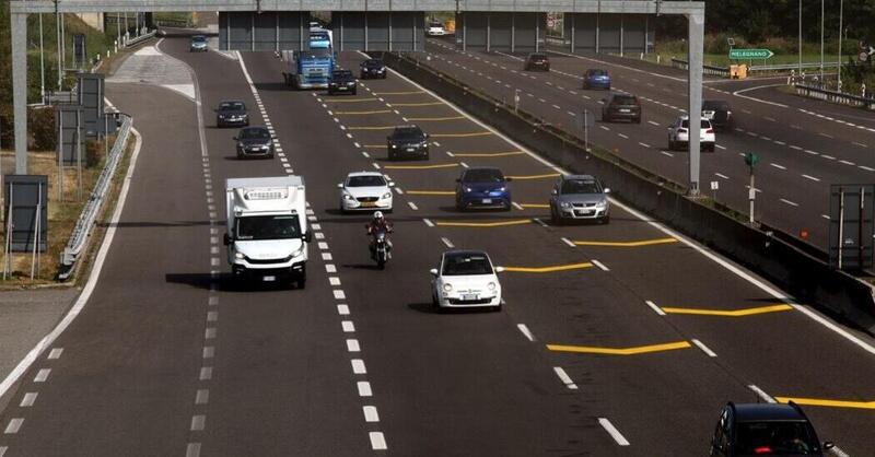 Nudo in scooter in autostrada. Dove stava andando?