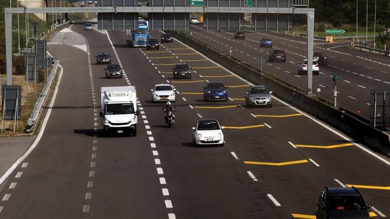 Nudo in scooter in autostrada. Dove stava andando?