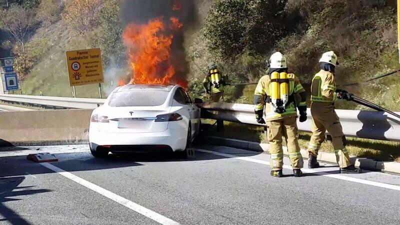 Gli incidenti con auto elettriche preoccupano: costa molto di pi&ugrave; pagarne i danni [anche il doppio]