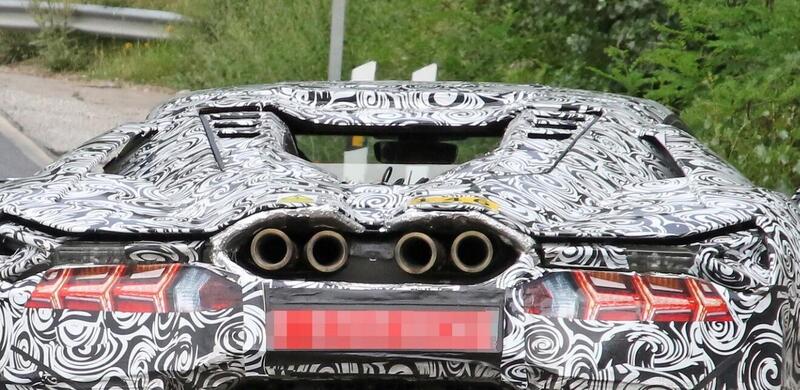 Dettaglio posteriore del prototipo camuffato. Spiccano i quattro terminali rialzati, e gli adesivi che simulano i fari dell'Aventador