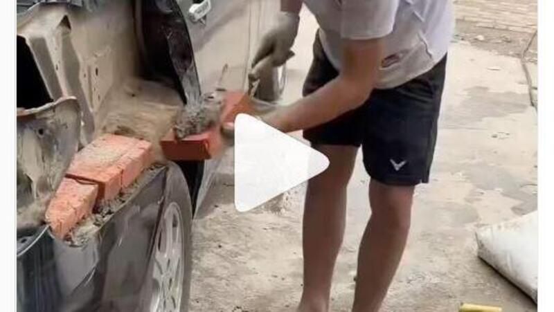 Carrozziere o muratore? Ecco una vera opera di &quot;ricostruzione&quot; auto danneggiata [video]