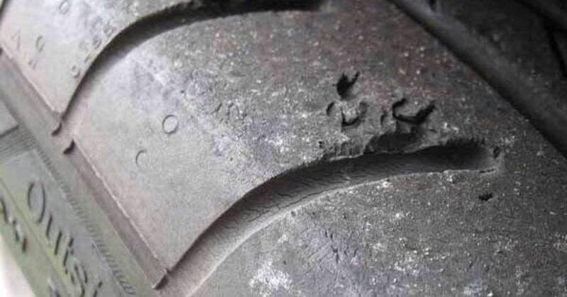 Le auto elettriche consumano molto i pneumatici. 20% in più di polveri nell'aria