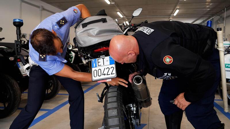 SCARICO, TARGA, LUCI: cosa posso cambiare sulla moto? Risponde la Polizia [VIDEO]