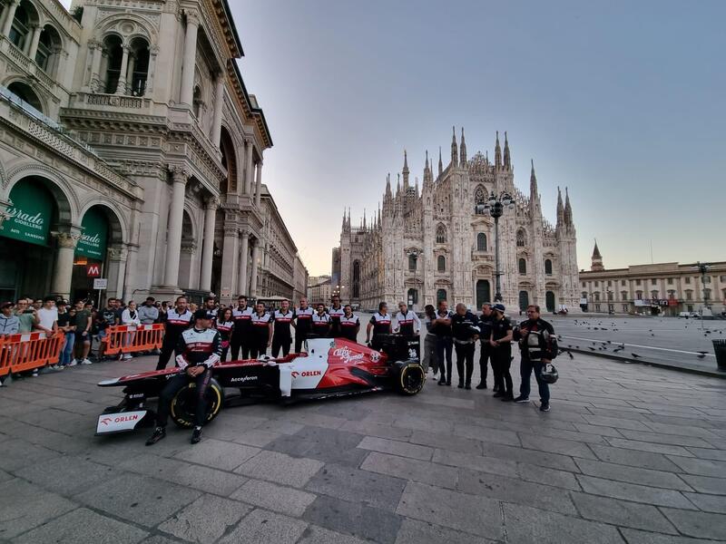 Bottas per le strade di Milano con una F1: l&#039;omaggio di Alfa Romeo per i 100 anni di Monza [Video]