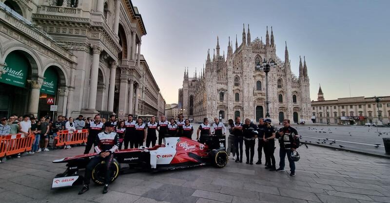 Bottas per le strade di Milano con una F1: l&#039;omaggio di Alfa Romeo per i 100 anni di Monza [Video]