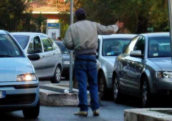 Parcheggiatore abusivo minaccia di far sparire l&#039;auto se non pagato: donna lo fa arrestare, ma &egrave; gi&agrave; libero