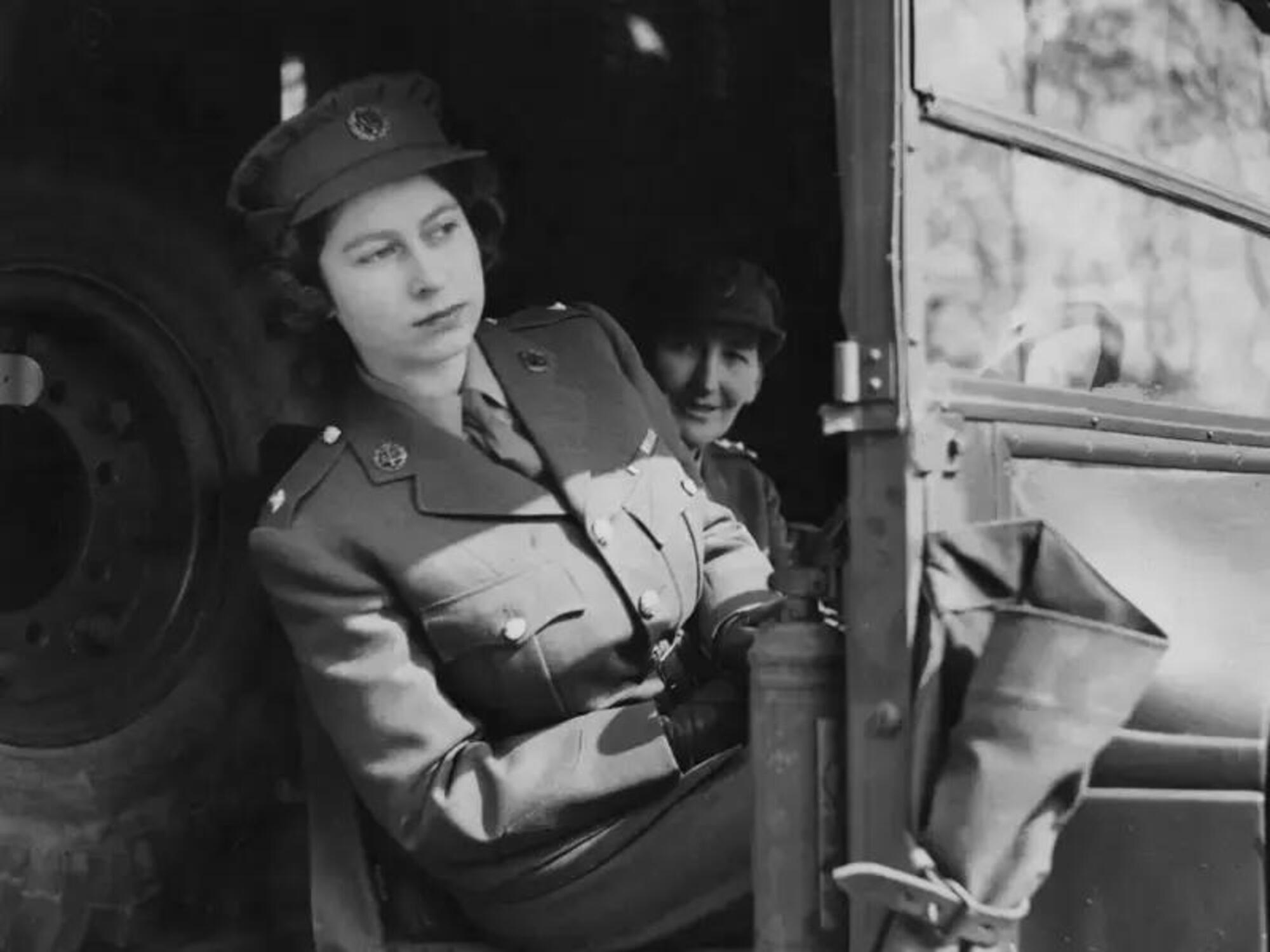 20220909 135249634 7502La principessa Elisabetta mentre guida un&#039;ambulanza nel 1945