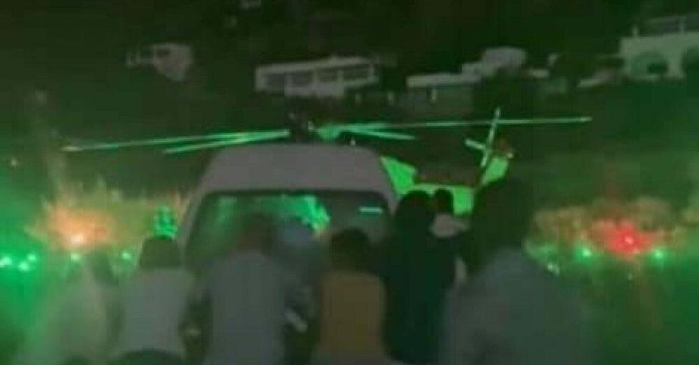 [VIDEO] Ambulanza elettrica si scarica: i passanti costretti a spingere il mezzo...