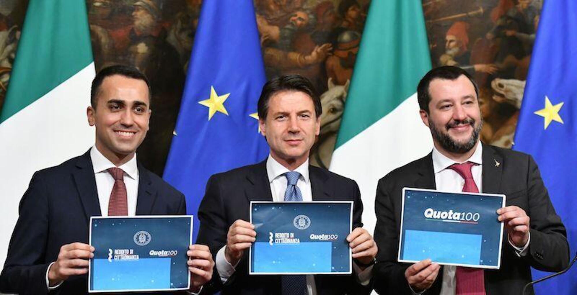 20220913 120559044 7510Matteo Salvini tiene in mano un cartello degli obiettivi raggiunti dal governo giallo-verde, senza il reddito di cittadinanza