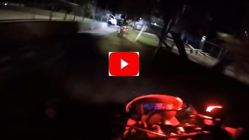 Nei cortili, tra le case, il poliziotto in moto insegue il delinquente: &egrave; caccia all&#039;uomo! [VIDEO VIRALE]