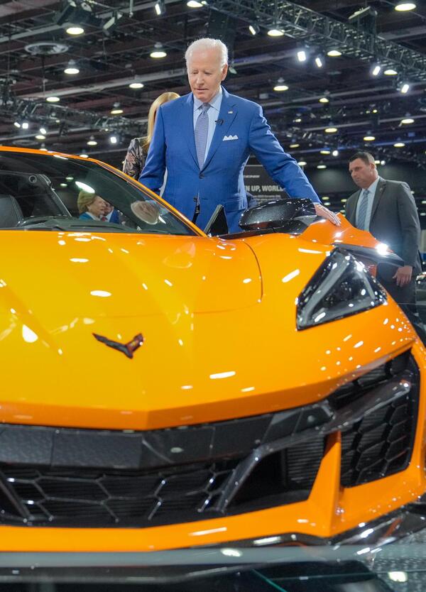 Joe Biden esalta l&#039;elettrico, ma lo fa sponsorizzando una Corvette Z06 otto cilindri...