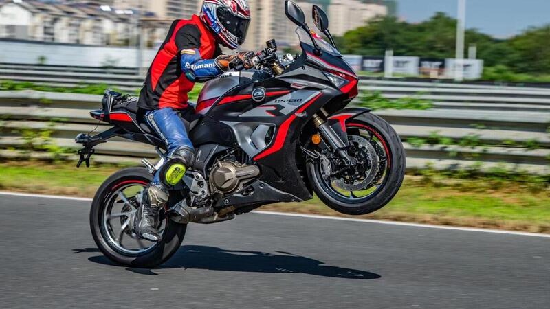 QJMotor svela la SRK 550RR. Oppure GS se preferite