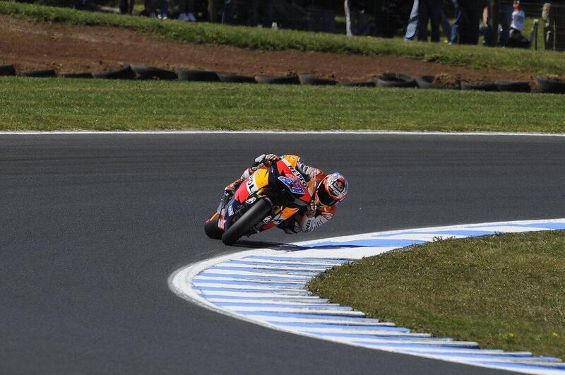 Casey Stoner torna in pista a Phillip Island con Triumph il video