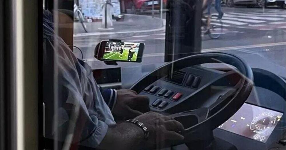 Autista del bus guarda la partita della Lazio mentre guida. Ma in Atac non &egrave; l&rsquo;unico caso