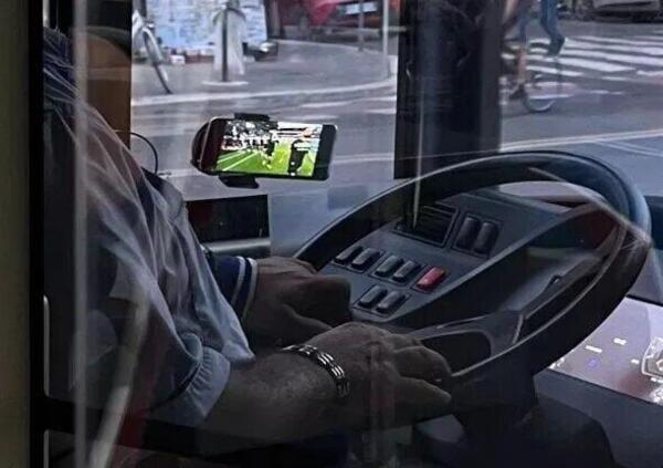 Autista del bus guarda la partita della Lazio mentre guida. Ma in Atac non &egrave; l&rsquo;unico caso