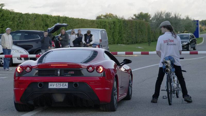 Una bici svernicia una Ferrari F430 a 333 km/h. Ed &egrave; tutto vero